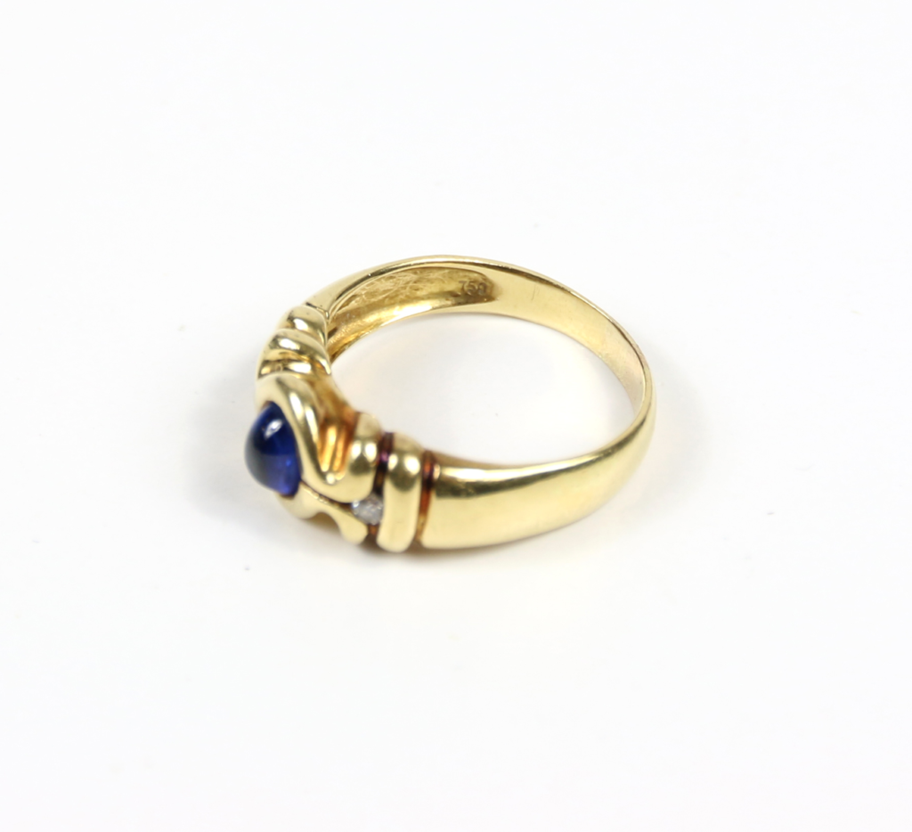 Gelbgold Ring Mit Saphir Cabochon Und Zwei Kleinen Brillanten