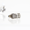 Vor einem weißen Hintergrund ist ein 585er Weißgoldring mit neun Diamanten von insgesamt ca. 0,68 ct zu sehen. Er ist rechteckig gefasst und mit Diamantclustern in einem symmetrischen Muster versehen. In der oberen linken Ecke ist ein verschwommener Kristall zu sehen.
