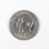 Die aus Ag900 hergestellte Silbermünze Drei Mark Universität Breslau von 1911 zeigt auf ihrer Oberfläche eingravierte Porträts von Kaiser Wilhelm II. und Friedrich Wilhelm III. im Profil. Am Rand befindet sich ein geprägter Text auf einem schlichten weißen Hintergrund.