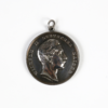 Das Produkt ist eine runde Silbermedaille mit dem geprägten Seitenprofil eines Mannes. Darauf sind die Worte „Wilhelm II. Deutscher Kaiser“ eingraviert. Sie hat oben eine Öse zum Aufhängen und ist bekannt als Prämienmedaille der großen Militär-Waisenhäuser Potsdam und Pretzsch, 4. Form, von 1889 bis 1918.