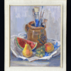 Das Kunstwerk „Stillleben mit Krug und Früchten“ von Josef Wenzel, in Öl auf Hartfaserplatte gemalt und handsigniert, zeigt ein Stillleben mit einer Scheibe Wassermelone, zwei Birnen und Trauben auf einem weißen Tuch. In der Mitte sind Pinsel in einem braunen Krug ausgestellt, und das Werk wird in einem hellen Holzrahmen präsentiert.