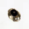 Eine Vintage-Brosche aus 585/Schaumgold in Gold und Schwarz, in ovaler Form. Sie besticht durch ein aufwendiges Design und verfügt über eine zentrale Einlage aus schwarzem Onyx, die mit einer kleinen Sternverzierung geschmückt ist.