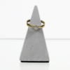 Auf einem dreieckigen, grauen Ständer vor weißem Hintergrund präsentiert sich ein 585er Gelbgoldring mit einem kleinen, ovalen Diamanten von ca. 0,1 Karat in der Reinheit VS/J.