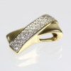 Ein Anhänger aus 585er Gelbgold mit einer stilisierten Öse mit breiter Biegung, die mit kleinen, funkelnden Diamanten von insgesamt ca. 1 Karat verziert ist. Der Anhänger hat eine polierte, glänzende Oberfläche und liegt auf einem reflektierenden Hintergrund.