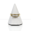Der Ring aus 585er Gelbgold mit vier Diamanten im Brillantschliff mit insgesamt etwa 0,36 Karat und Vs/H-Klarheit wird elegant auf einem kleinen weißen pyramidenförmigen Ständer vor einem schlichten Hintergrund präsentiert, der die komplizierten Details des Rings hervorhebt.