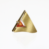 Der 333/Gelbgold-Anhänger mit Farbstein ist eine dreieckige Goldbrosche mit strukturierter Oberfläche und einem zentralen rot-orangen dreieckigen Edelstein. Sein Design ist einfach und geometrisch, mit klaren Linien auf weißem Hintergrund.