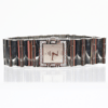 Die DAU Omega Constellation Ladies Quadra/Carré, Referenznummer 15287600, ist eine silberne Damen-Quarzarmbanduhr mit einem rechteckigen Zifferblatt mit Diamantakzenten um die Lünette, einem weißen Zifferblatt mit einfachen Stundenmarkierungen und einem Gliederarmband aus Metall.