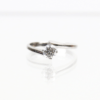 Ein Solitärring aus 750er Weißgold mit einem großen runden Diamanten im Brillantschliff, ungefähr 0,5 Karat, IF-Klarheit (internally flawless) und E-F-Farbe, der elegant auf einer reflektierenden weißen Oberfläche platziert ist. Der Ring besticht durch ein glattes, minimalistisches Design mit einer subtilen Drehung im Band.