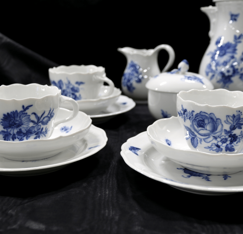 Meissen Porzellan 'Blaue Blume' Kaffee-Service für sechs Personen, Kaffeekanne, Zuckerdose und Milchkännchen